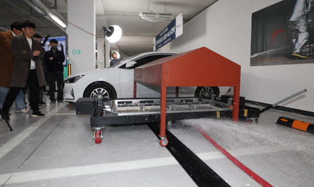 글로벌 중견기업으로 성장할 가능성이 큰 기업 100곳 중 부산지역 기업 14곳이 선정됐다. 전기차 화재 진압 시연을 보이는 (주)탱크테크. 부산일보DB