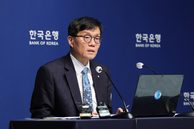 이창용 한국은행 총재가 17일 서울 중구 한국은행에서 열린 통화정책방향 기자간담회에서 발언하고 있다. 연합뉴스