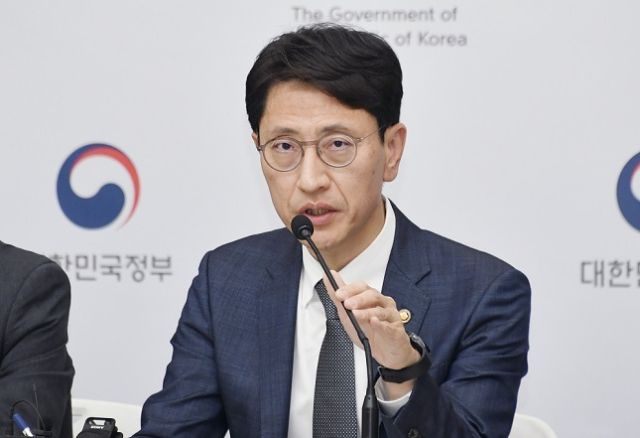 김윤상 기획재정부 차관이 4월 17일 정부세종청사 중앙동에서 열린 '2025년 추가경정예산안 상세브리핑'에서 주요내용을 발표하고 있다. 기재부 제공