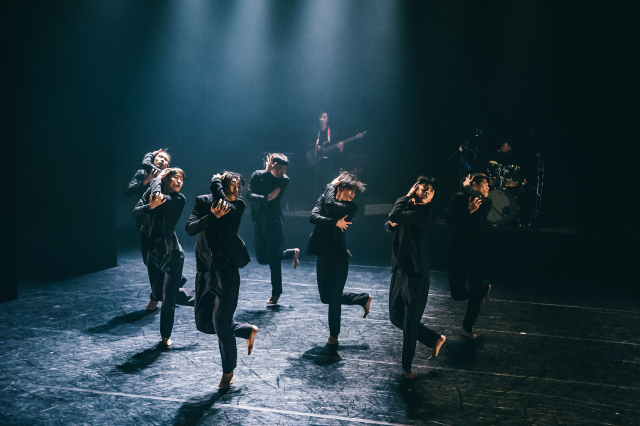 현대무용단 모던테이블의 '다크니스 품바'. 남성 무용수의 파워풀한 안무가 돋보인다. 영화의전당 제공