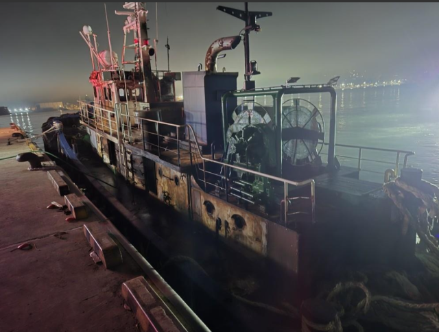 18일 오후 6시 25분께 방파제를 통과하던 80t급 예인선 기관실에서 화재가 발생했다. 연합뉴스