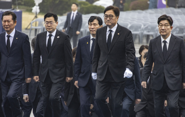 우원식 국회의장과 원내 교섭단체 대표, 국회 사무처 관계자들이 19일 오전 제65주년 4·19혁명 기념일을 맞이해 서울 강북구 국립 4·19 민주묘지를 찾아 참배하고 있다. 왼쪽부터 정청래 국회 법사위원장, 더불어민주당 박찬대 당대표 직무대행 겸 원내대표, 이학영 국회부의장, 우 의장, 국민의힘 권성동 원내대표. 연합뉴스