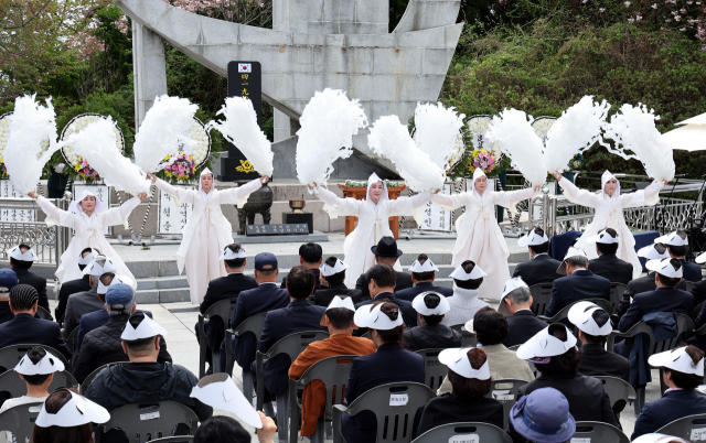 19일 오전 부산 중구 중앙공원 4·19민주혁명희생자위령탑 광장에서 열린 제65주년 4·19혁명 기념식에서 부산시립무용단이 희생영령을 기리는 진혼무를 추고 있다. 정종회 기자 jjh@