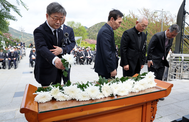 19일 오전 부산 중구 중앙공원 4·19민주혁명희생자위령탑 광장에서 열린 제65주년 4·19혁명 기념식에서 참석자들이 헌화 묵념하고 있다. 정종회 기자 jjh@