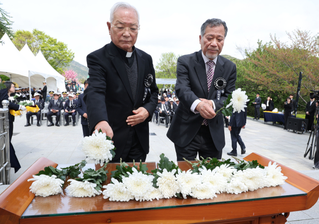 19일 부산 중구 중앙공원 4·19민주혁명희생자위령탑 광장에서 열린 제65주년 4·19혁명 기념식에서 참석자들이 헌화·분향하고 있다. 정종회 기자 jjh@