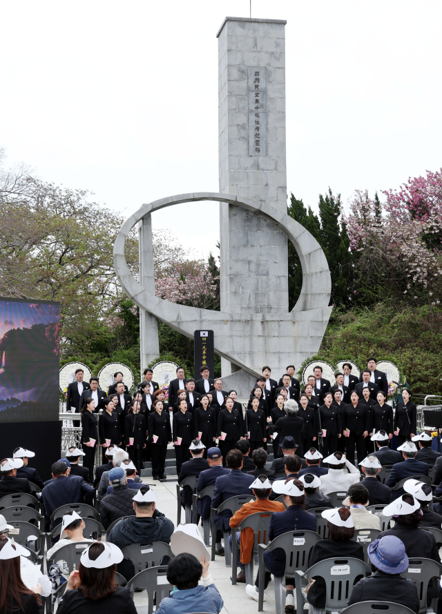 19일 오전 부산 중구 중앙공원 4·19민주혁명희생자위령탑 광장에서 열린 제65주년 4·19혁명 기념식에서 부산시립합창단이 희생영령을 기리며 추모합창을 하고 있다. 정종회 기자 jjh@