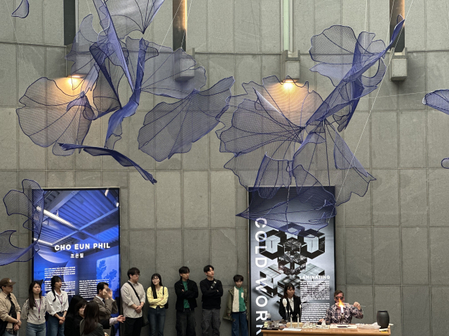 2025년 클레이아크김해미술관 특별 기획전 ‘유리: 빛과 불의 연금술’ 오프닝 풍경. 돔하우스 1층 중앙홀 공중에 장식돼 있는 것은 조은필 작가 작품이다. 김은영 기자