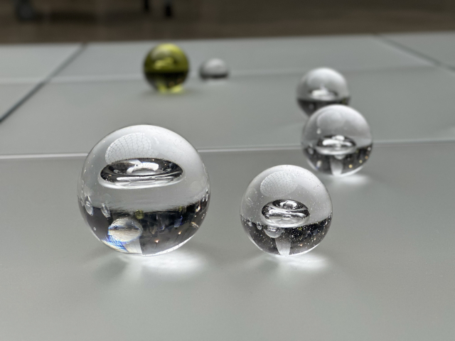 2025년 클레이아크김해미술관 특별 기획전 ‘유리: 빛과 불의 연금술’에 전시 중인 이재경 작가의 유리 구슬 작품. 김은영 기자