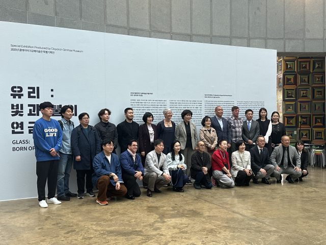 2025년 클레이아크김해미술관 특별 기획전 ‘유리: 빛과 불의 연금술’에 참여한 작가들. 김은영 기자