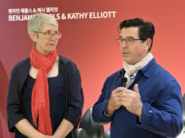 2025년 클레이아크김해미술관 특별 기획전 ‘유리: 빛과 불의 연금술’에 참여한 호주의 벤 에돌스&캐시 엘리엇 부부 작가 모습. 김은영 기자