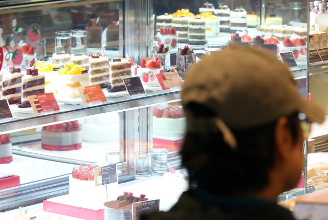 먹거리 물가가 치솟으면서 케이크 가격이 4만원에 육박할 정도로 높아졌다. 투썸플레이스는 지난 26일부터 커피와 음료, 케이크 가격을 올렸다. 사진은 31일 서울 시내 한 투썸플레이스 매장에 케이크가 진열돼 있다. 연합뉴스