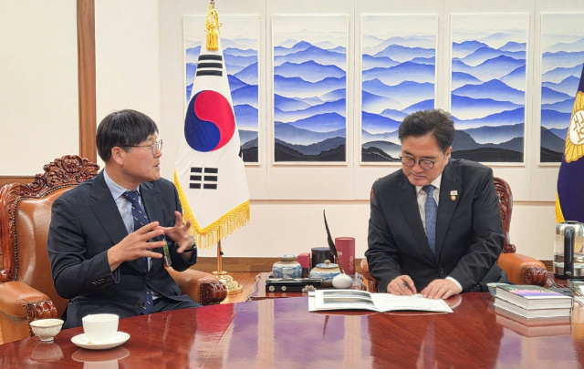 지난 11일 국회를 방문한 변광용 거제시장(왼쪽)이 우원식 국회의장을 만나 국가정원 조성 당위성과 추진 의지, 시민 염원 등을 전달하고 적극적인 지원을 요청했다. 거제시 제공