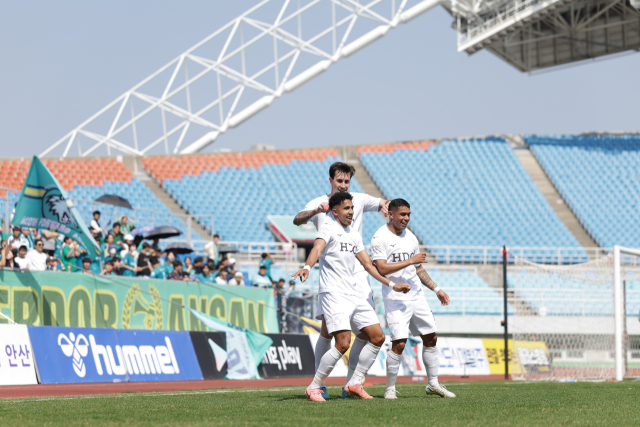 프로축구 부산 아이파크의 외국인 3인방인 곤잘로와 빌레로, 페신이 20일 안산에서 열린 K리그2 2025 8라운드 그리너스FC와의 원정 경기에서 골을 넣은 뒤 세리머니를 하고 있다. 한국프로축구연맹 제공