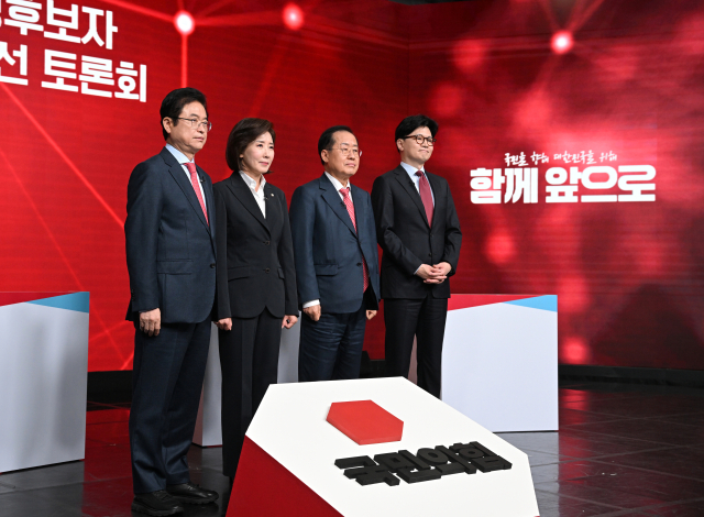 20일 서울 강서구 ASSA아트홀에서 열린 국민의힘 제21대 대통령 후보자 1차 경선 조별 토론회에서 B조 후보들이 시작 전 기념 촬영을 하고 있다. 왼쪽부터 이철우·나경원·홍준표·한동훈 후보. 연합뉴스