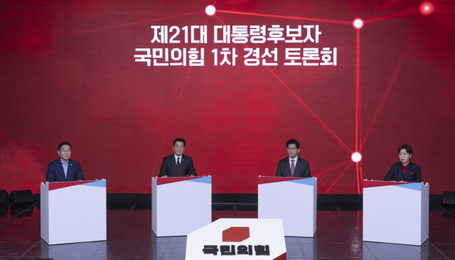 19일 서울 강서구 ASSA아트홀에서 열린 국민의힘 제21대 대통령 후보자 1차 경선 토론회에서 A조 후보들이 토론을 하고 있다. 왼쪽부터 유정복, 안철수, 김문수, 양향자 후보. 연합뉴스