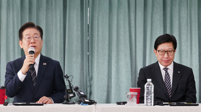 이재명 더불어민주당 대표가 6일 부산 강서구 부산신항 홍보관을 방문, 박형준 부산시장을 만나 발언을 하고 있다. 정대현 기자 jhyun@