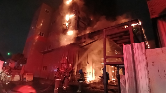 21일 오전 2시 20분께 부산 사하구의 한 수산물 가공 공장에서.불이 났다 부산소방재난본부