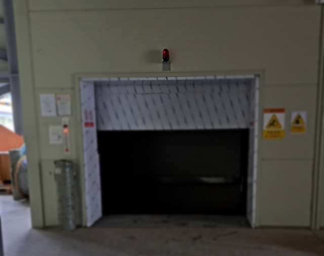 20일 부산 강서구의 한 공장에서 60대 근로자가 숨진 채 발견됐다. 경찰은 이 근로자가 추락한 정황을 따져보는 중이다. 사진은 근로자가 발견된 화물용 승강기 진입로 모습. 부산 강서경찰서 제공