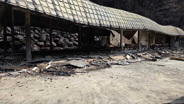 경남 산청군 시천면 한 시설 모습. 산불 이후 내부가 불에 타고 지붕이 내려 앉았다. 김현우 기자