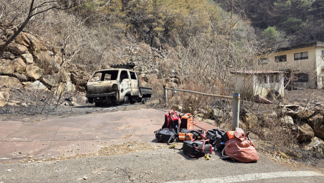 산불 피해 현장 모습. 차량이 불에 탄 채 방치돼 있다. 김현우 기자