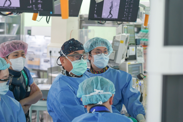 양산부산대병원 혈관외과팀이 복부대동맥류 수술 및 시술 700례를 달성했다. 국내 의료기관 중 두 번째로 이룬 성과다. 양산부산대병원 제공