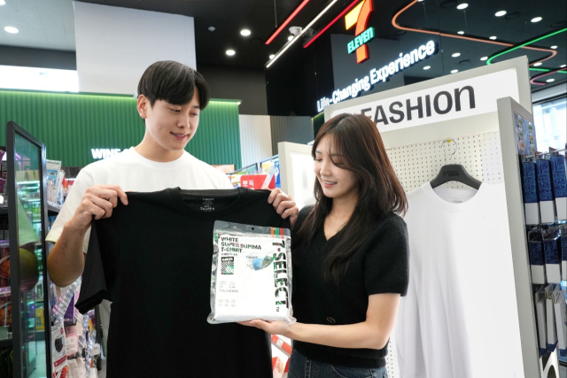 초저가 아이템을 찾은 소비자가 늘어나면서 유통업계가 관련상품을 속속 출시하고 있다. 사진은 세븐일레븐이 선보인 9000원대 티셔츠. 세븐일레븐 제공