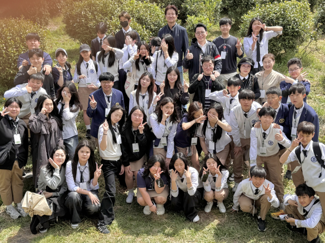 ‘2025 쌍계사 차 문화 대축전’에 참여한 거제 장목예술중학교 학생과 교사들. 장목예술중 제공
