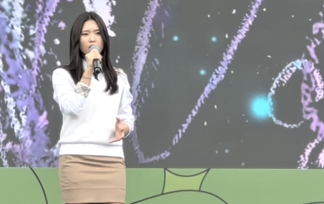 장목예술중학교 3학년 황서윤 학생이 행사 개막 전 커버곡 '미친 소리'를 열창하고 있다. 장목예술중학교 제공
