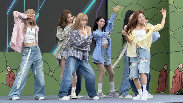 2025 쌍계사 차 문화 대축전에서 걸그룹 트리플에스가 공연하고 있다. 장목예술중학교 제공