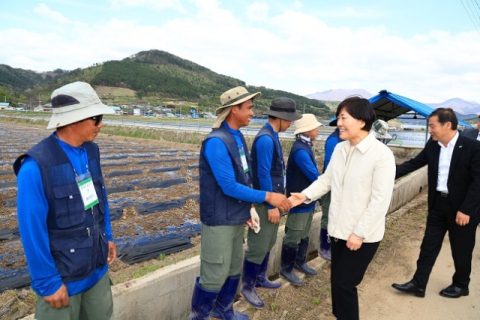 농식품부, 외국인 근로자 체류기간 10개월 확대 추진…법무부는 8개월 유지 고수
