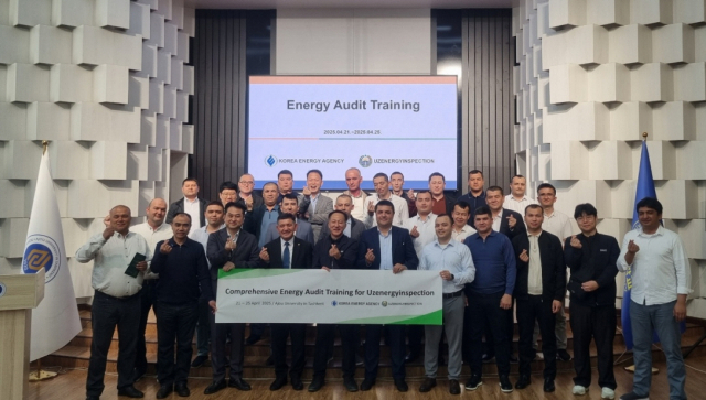 21일 ‘맞춤형 에너지진단 역량 강화 교육 협력 회의’를 마친 뒤 한국에너지공단 에너지진단실 김길환 팀장(앞줄 좌측 3번째)과 우즈베키스탄 에너지사용규제기구 관계자들이 기념 촬영을 하고 있다. 에너지공단 제공