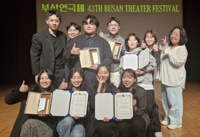 제43회 부산연극제에서 '꽃피는 정거장'으로 단체상인 새 연극상과 개인상인 우수 연출(김동규), 우수 무대기술(이하슬), 우수 연기상까지 석권한 극예술실험집단 초 대표와 단원들이 시상식 직후 기념촬영을 하고 있다. 김희돈 기자