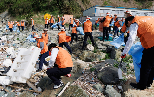 한화오션 ‘오션사회봉사단’ 단원 220여 명은 지난 18일과 21일 거제사업장과 인접한 느태방파제, 옥포항, 능포항 일대 주변 해안가에서 해양쓰레기 수거 활동을 진행했다. 한화오션 제공