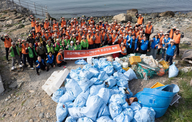 한화오션 ‘오션사회봉사단’ 단원 220여 명은 지난 18일과 21일 거제사업장과 인접한 느태방파제, 옥포항, 능포항 일대 주변 해안가에서 해양쓰레기 수거 활동을 진행했다. 한화오션 제공