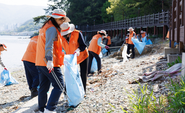 한화오션 ‘오션사회봉사단’ 단원 220여 명은 지난 18일과 21일 거제사업장과 인접한 느태방파제, 옥포항, 능포항 일대 주변 해안가에서 해양쓰레기 수거 활동을 진행했다. 한화오션 제공