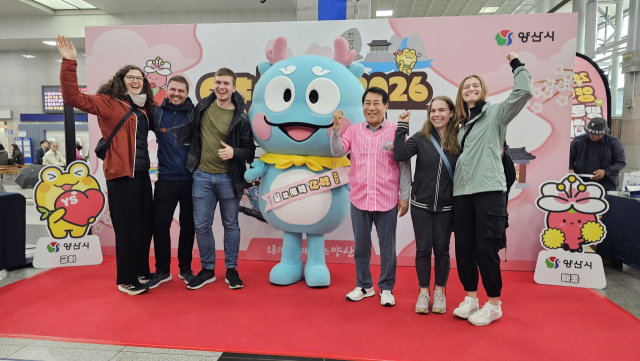 나동연 양산시장이 22일 동대구역에 설치된 홍보관에서 독일에서 대구를 찾은 관광객들과 ‘양산’을 외치며 기념사진을 찍고 있다. 김태권 기자