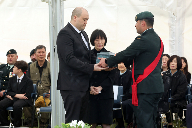 유가족이 유해를 안장하고 있다. 정종회 기자 jjh@