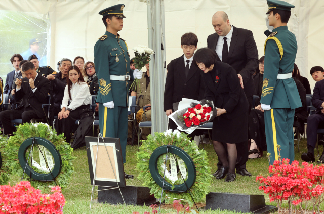 유가족이 유해를 안장한 뒤 헌화하고 있다. 정종회 기자 jjh@