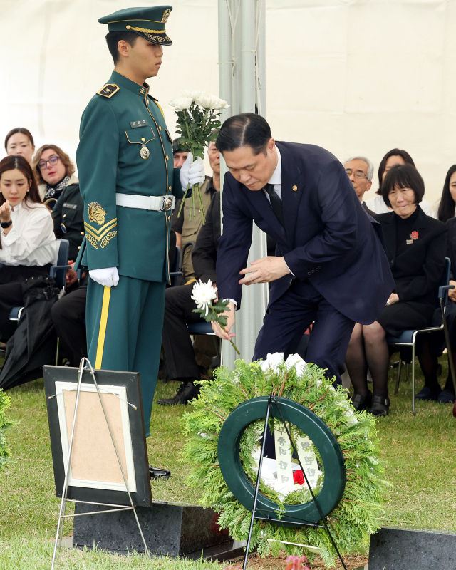 이희완 국가보훈부 차관이 헌화하고 있다. 정종회 기자 jjh@