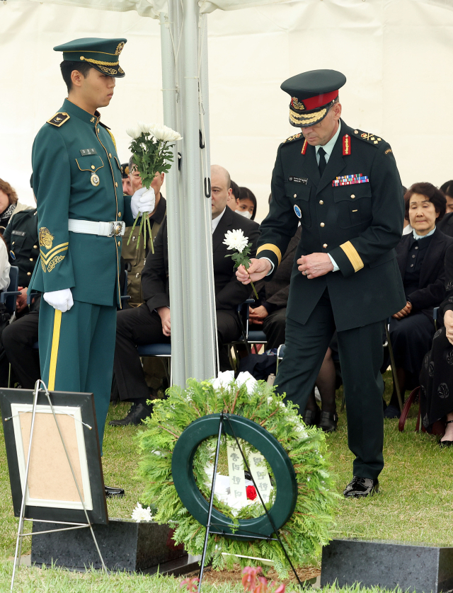 데릭 맥컬리 유엔군부사령관이 헌화하고 있다. 정종회 기자 jjh@