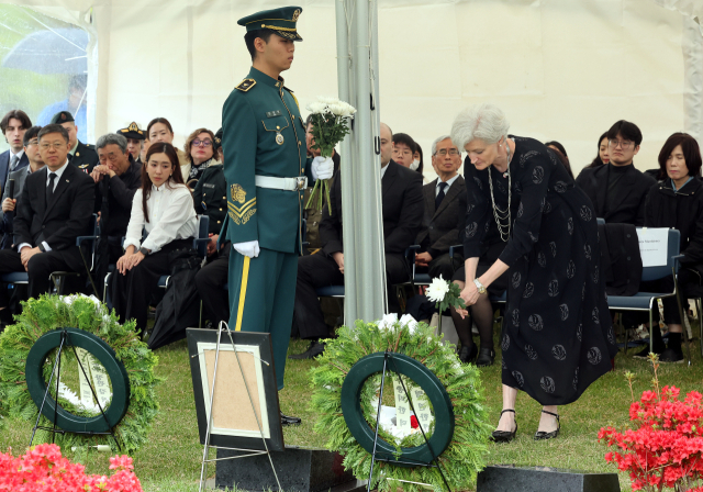 타마라 모휘니 주한캐나다대사가 헌화하고 있다. 정종회 기자 jjh@