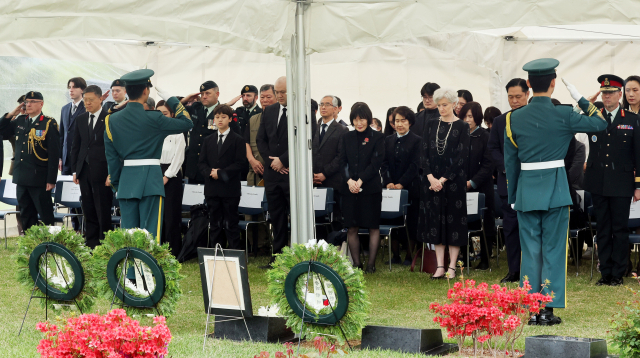 유가족과 주한캐나다대사관, 국가보훈부 등 참석 기관 내빈들이 묵념을 하고 있다. 정종회 기자 jjh@