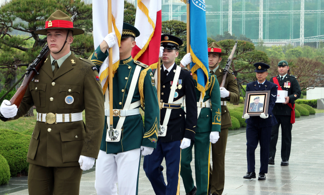 캐나다 한국전 참전용사 고(故) 윌리엄 존 크라이슬러씨의 안장식이 열린 22일 부산 남구 유엔기념공원 참전용사묘역에서 거행되고 있다. 정종회 기자 jjh@