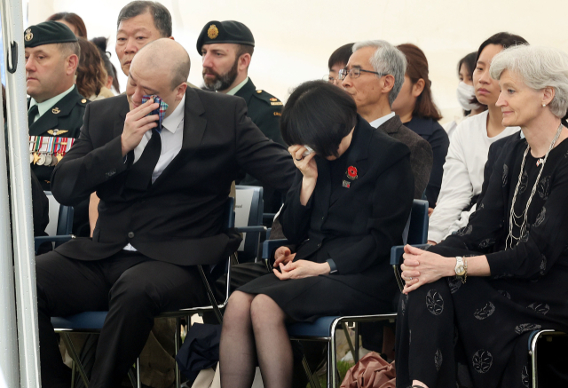 유가족이 눈물을 훔치며 슬퍼하고 있다. 정종회 기자 jjh@