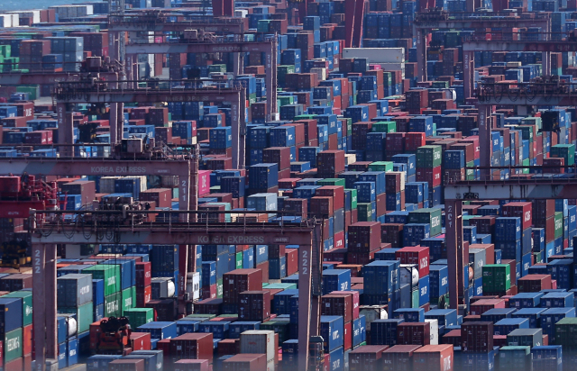 부산항 부두에 컨테이너가 쌓여 있다. 연합뉴스