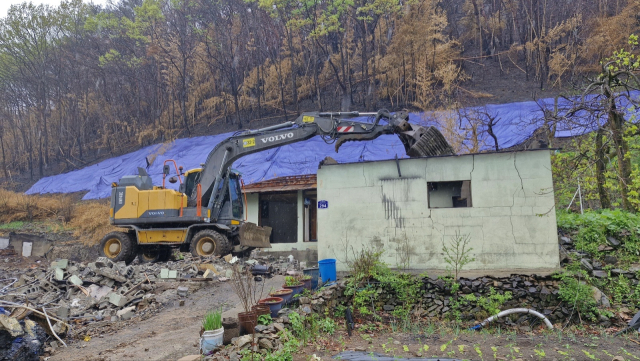 22일 오전부터 산청군 시천면 산불 피해 현장 주택 철거작업이 시작됐다. 김현우 기자