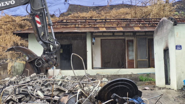 경남 산청·하동 초대형 산불 피해 주택 철거. 부산일보 DB