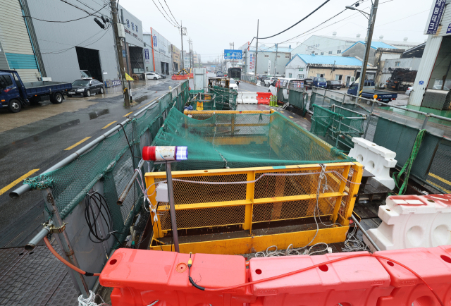 부산시 감사 결과 지난해 9월 부산 사상구 학장동 도시철도 사상~하단선 싱크홀 원인으로 집중호우 외에도 차수공사, 흙막이 가시설 공사 등 시공 관리 소홀이 원인으로 지목됐다. 지난해 9월 발생했던 싱크홀 인근의 사상~하단선 공사 현장. 정종회 기자 jjh@