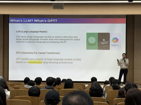 지난 14일 구글 곽숙영 연구원이 본교 중강당에서 재학생들을 대상으로 특별강연을 진행하고 있다. 부산외대 제공