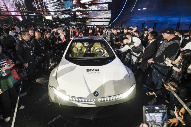 BMW그룹이 21일 중국 상하이에서 세계 최초로 공개한 고성능 시험 차량 ‘BMW 비전 드라이빙 익스피리언스’. BMW코리아 제공